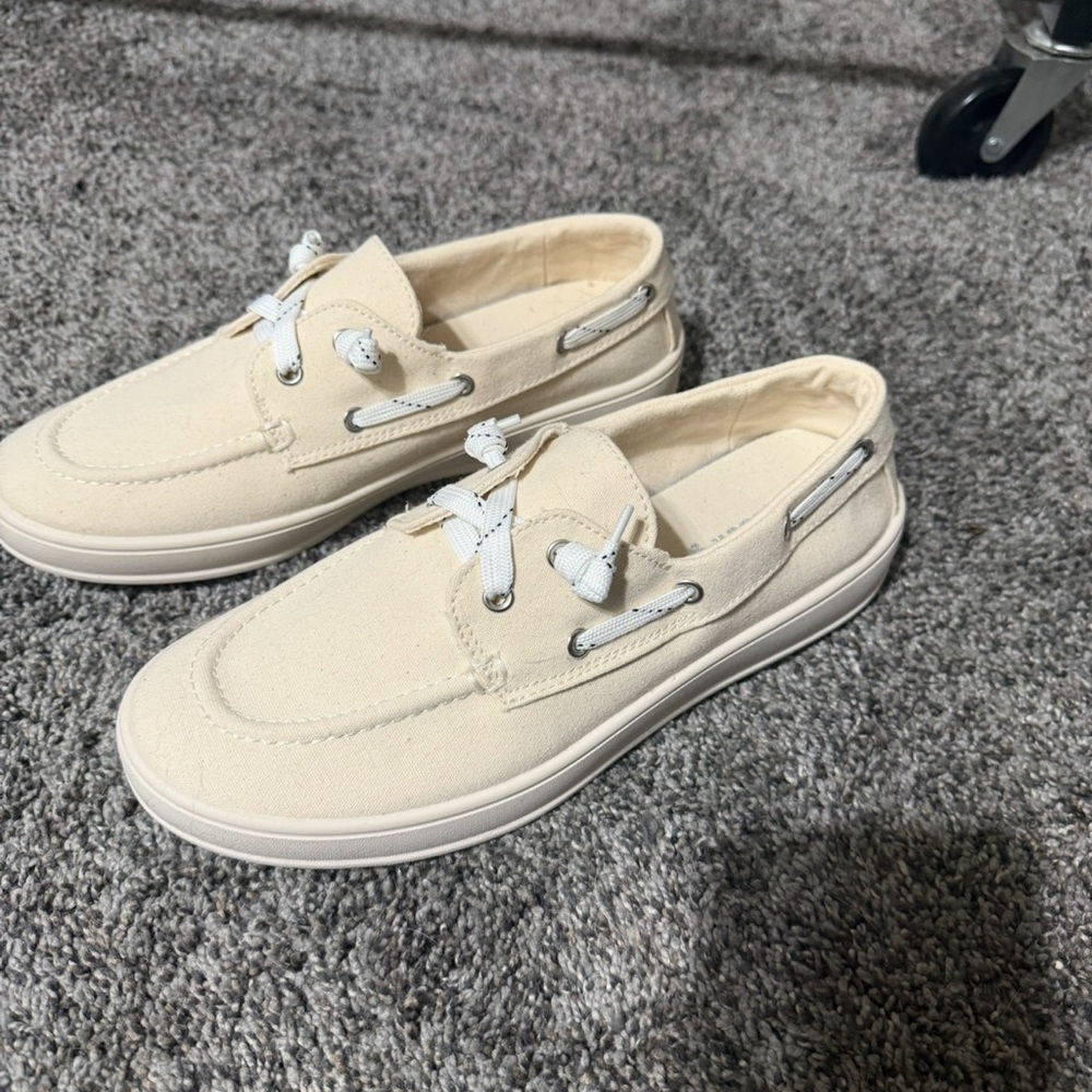 Women’s Steve Madden boat shoes loafers sz 8 NWT